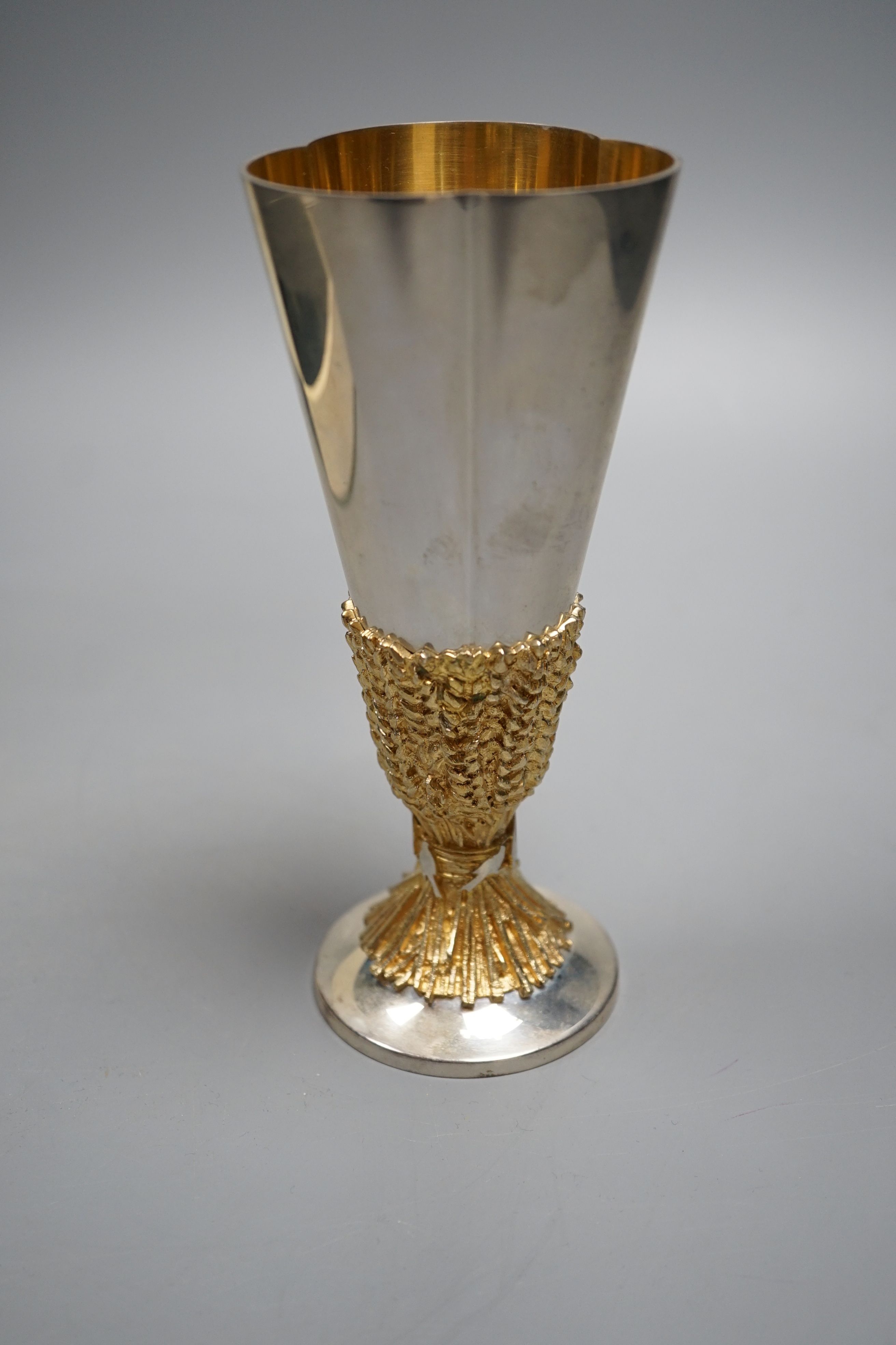 A cased modern Aurum limited edition parcel gilt silver Chichester Cathedral commemorative goblet, no. 304/600, 16.6cm
